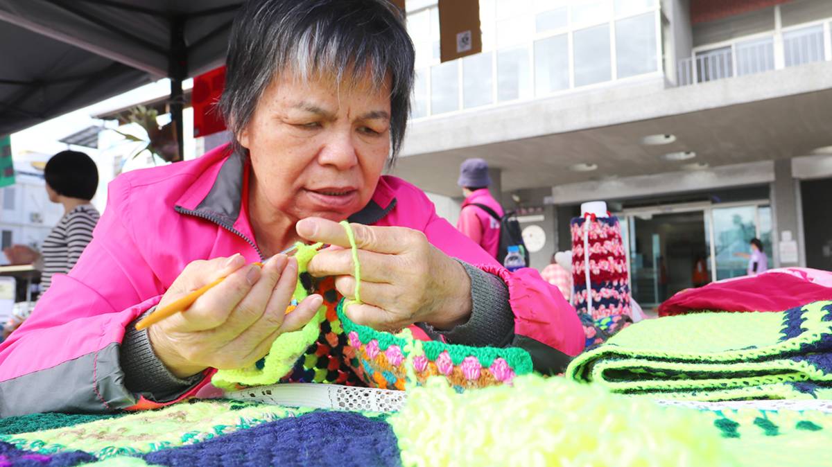 東基公益伙伴「一粒麥子基金會」新生日間照顧中心的長輩「小英」阿嬤雖然有多重障礙，仍然開心的靠著僅存的視覺及敏銳觸覺手工編織毛線。(圖文由東基提供)