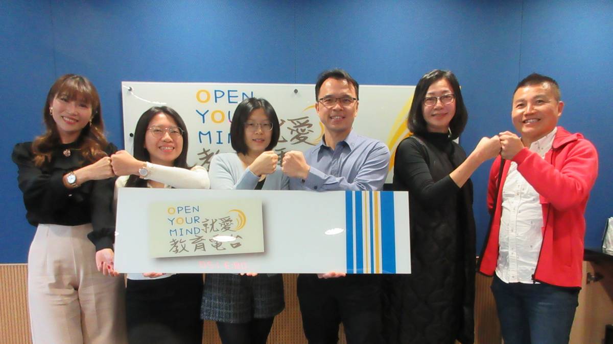 左起：臺中市政府教育局國中教育科 林筱玲課程督學、臺中市大里區草湖國小 蔡雅婷教師、臺中市家庭教育中心主任 巫春慧、梧棲區梧南國小學務主任 楊育城、清水國中退休老師 趙元芝及教育電台常罡 