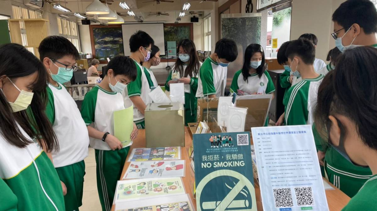111學年度「校園菸檳危害防制教育推廣」-優等-新北市自強國民中學學生參加「我拒菸，我驕傲」書展

新北市 自強國民中學於111學年度「校園菸檳危害防制教育推廣」榮獲優等的殊榮。學校以拒菸反檳毒作為主要實施目標，並佐以健康活動、品格教育、閱讀教育，長期推動相關活動實施。已連續兩年榮獲菸檳危害防治教育的獎項，希望能讓學生們都能夠加深認識菸酒檳榔對身體的危害。新北市自強國中期許孩子們都能夠學習到正確健康的觀念，透過宣導活動深化知識並落實成為生活習慣。

採訪：新北市自強國民中學學務處衛生組項俊超組長
