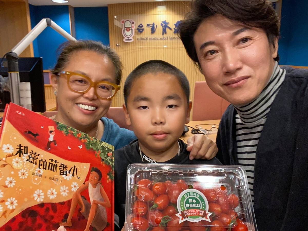 水嫂江萱庭帶著兒子一起參與食農教育與栽種新的果苗。