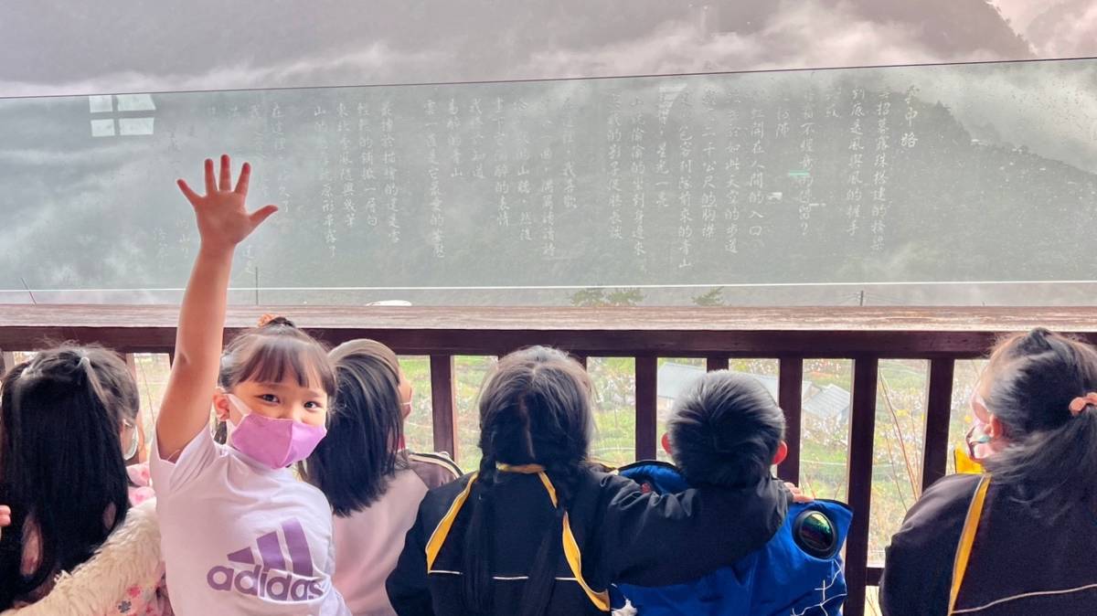梨山國民中小 學在校園裡的空中迴廊欄杆嵌上噴砂玻璃板，印了前台中市文化局長王志誠、也是詩人路寒袖的新詩.  雲中路。