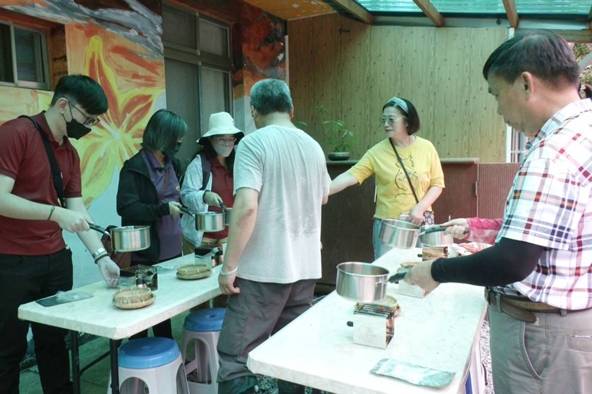 太麻里金針山休閒農業區的民宿業者，以自家種植的咖啡規畫農遊體驗，帶民眾走進農場認識咖啡，嘗試親手烘焙咖啡豆。