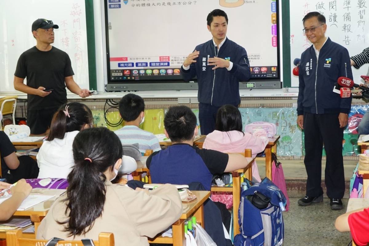 因應汐止火災影響空氣品質，北市長蔣萬安到木柵國小視察，提醒師生做好自我保護