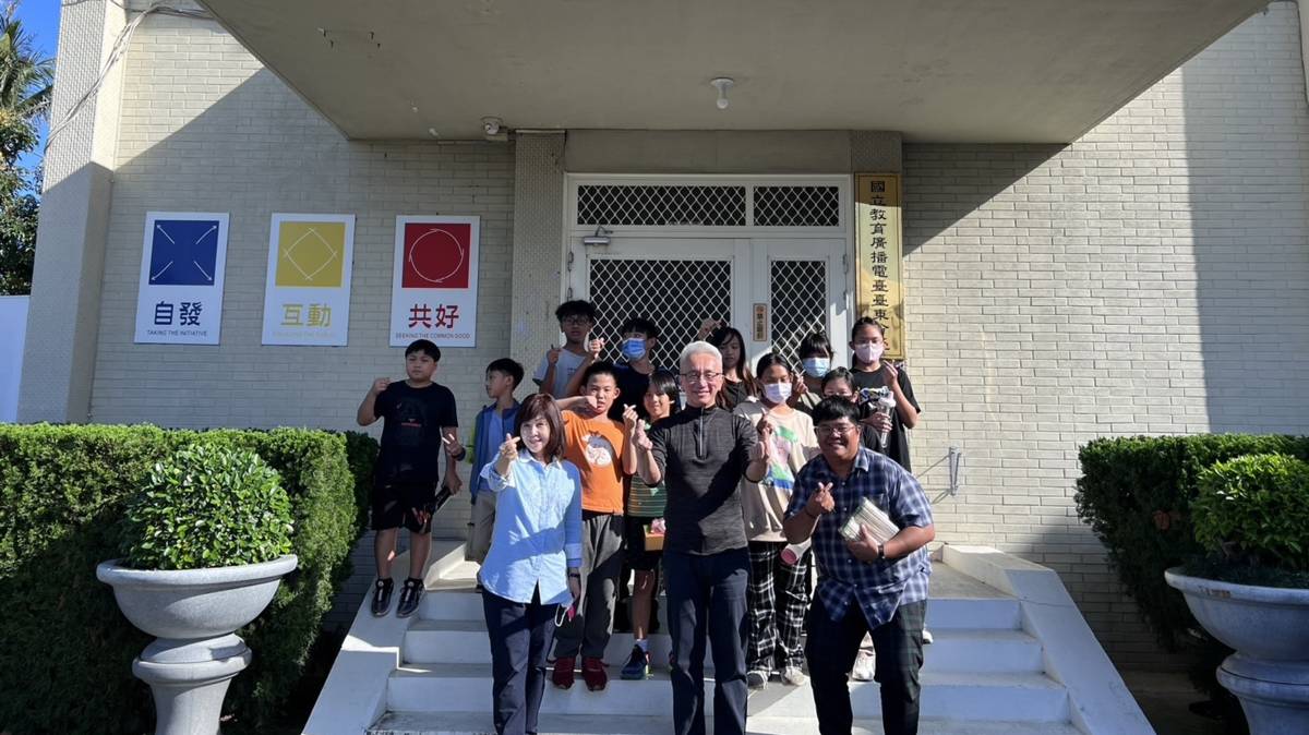 台東純福音教會陪讀班到電台參訪大合照