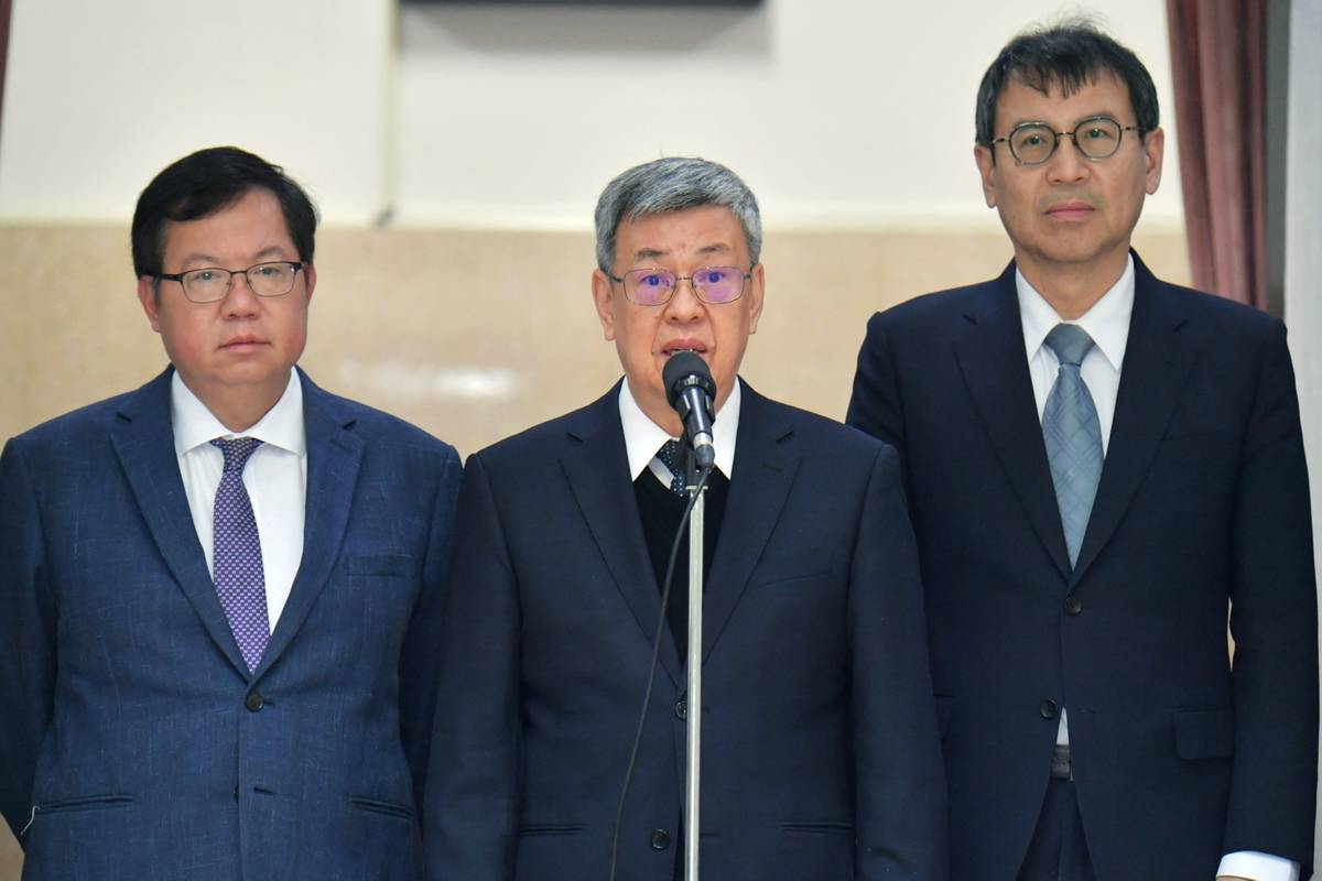 行政院院長陳建仁(中)赴立法院進行台灣食安問題總檢討專案報告及備詢，會前接受媒體訪問。(行政院提供)