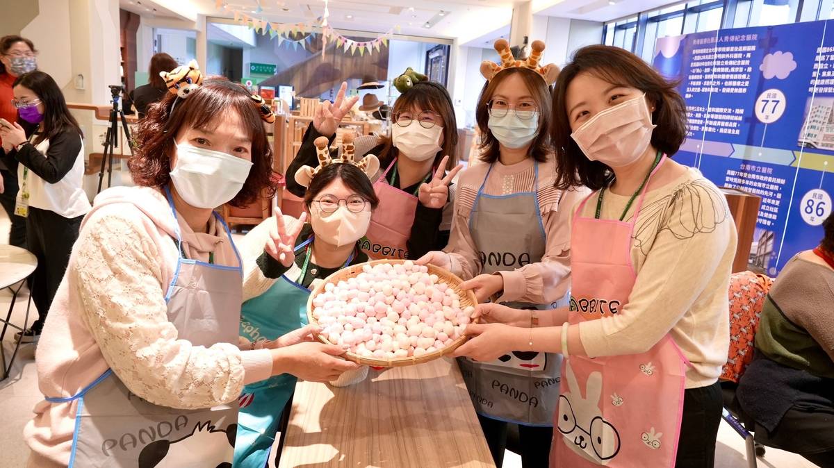 社區民眾和醫院員工一起體驗搖元宵(圖片來源：彰化秀傳提供)