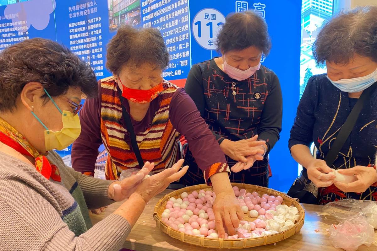 彰化秀傳醫院舉辦元宵節搓湯圓活動(圖片來源：彰化秀傳提供)