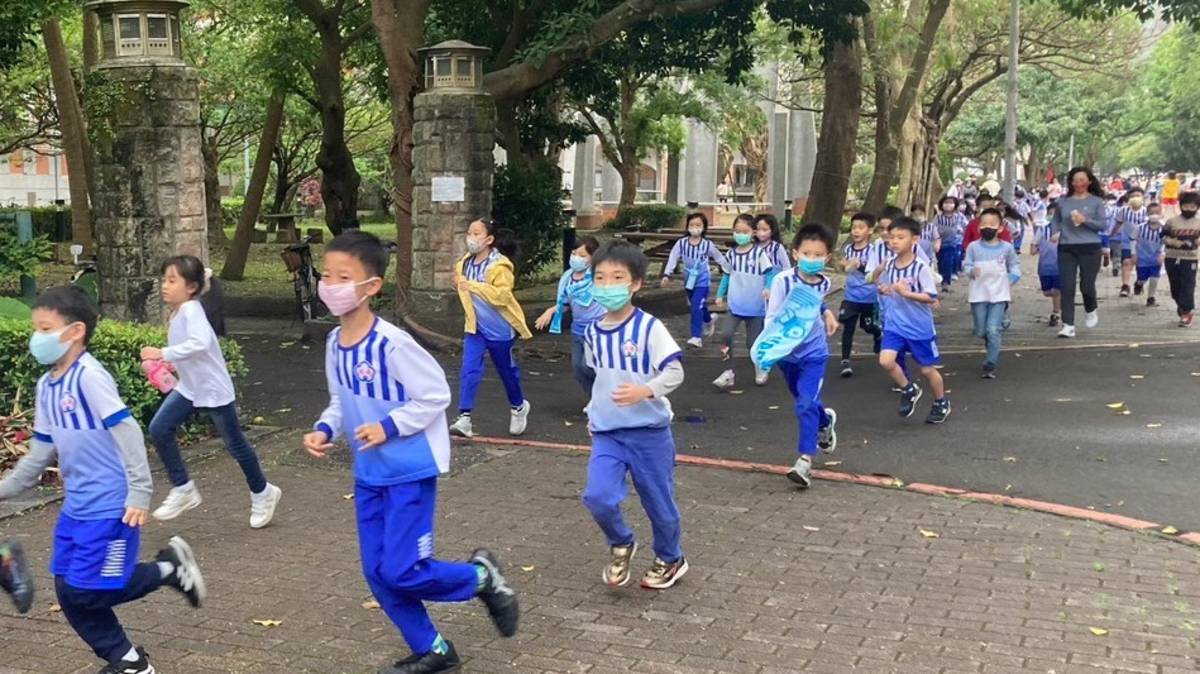 111學年度校園健康主播競賽-佳作-臺北市大安區銘傳國小-111學年度愛眼睛多運動 開心參加前進台大路跑活動

臺北市大安區銘傳國小在111學年度校園健康主播競賽中獲得佳作。學校注重孩子的全能發展，尤以視力保健宣導成果最令人矚目，視力不良率近幾年都維持在百分之四十以下，透過與學生跟家長的宣導，除了牢記護眼口訣853240（幫我刪惡視力）之外，也給予孩子正向的鼓勵，定期視力檢查，學校會頒發獎狀，激起孩子的榮譽感，讓健康與成就並行，營造一個舒適健康的學習環境，期望每位學生都能夠擁有明亮的視野。

採訪：臺北市大安區銘傳國小卓家意校長、 
             宋佳徵主任、曾慧芳護理師、
              601班生張耕淳
