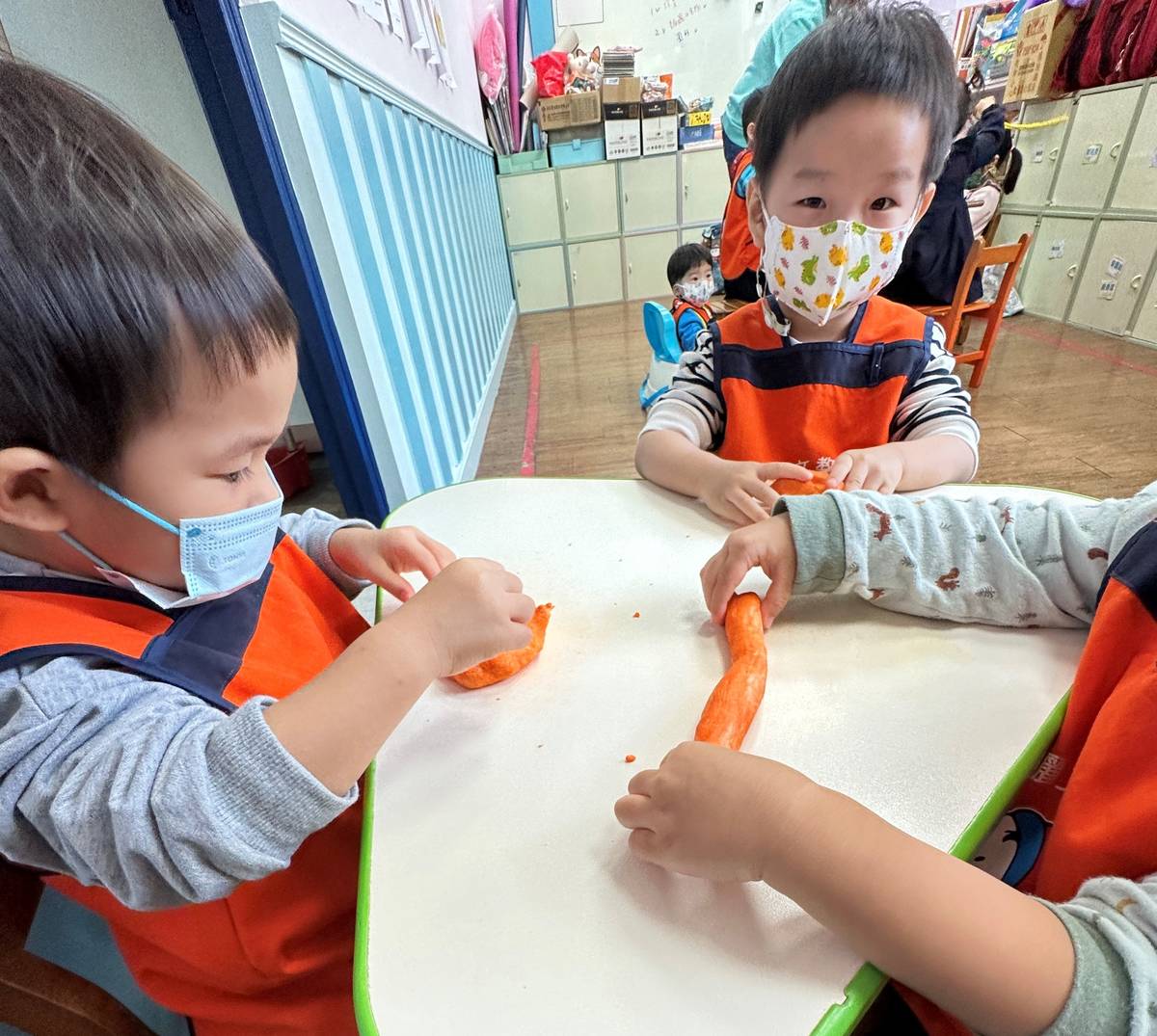 私立國儷幼兒園-閩南語玩麵粉認識顏色的學習