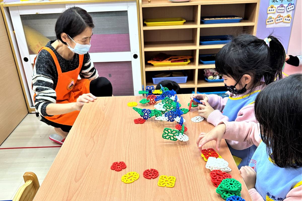 私立幼親幼兒園利用教具學習閩南語顏色與數字