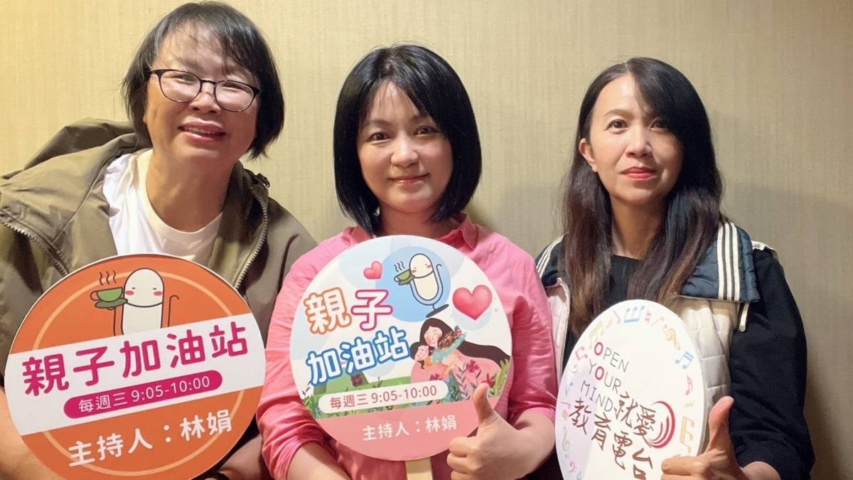 徐清徽(左)及瑱娟老師(中)