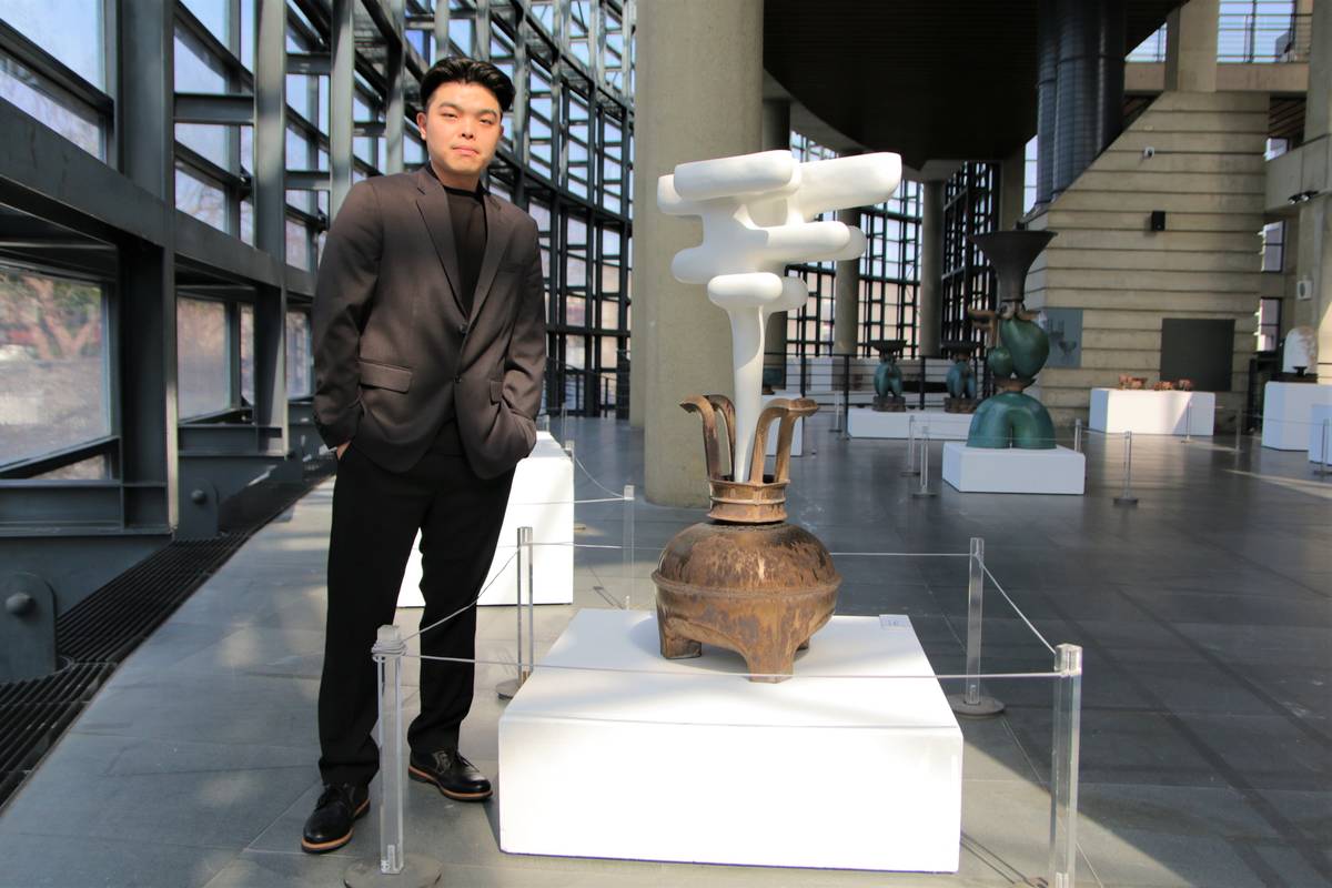 《慾器—再相聚》在青銅意象上，捏塑一層又一層的煙體，將思念具象幻化成桌面，傳達對逝去親人的思念