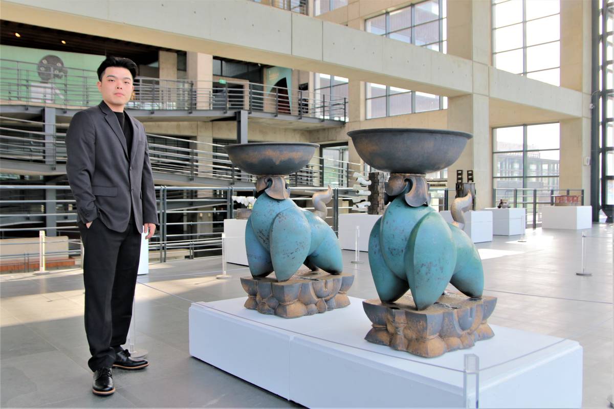 《器之獸—喜獅》以簡化獸造形的大型陶藝器物，透過釉色展現青銅器物之美和文化蘊涵
