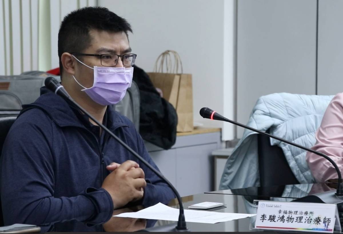 幸福物理治療所物理治療師李駿鴻說明如何協助個案重建生活能力