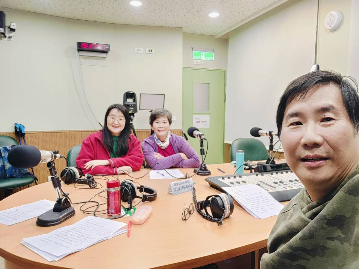 來賓幸福聯合國第一代製作主持人燕子姐(中)與主持人們
