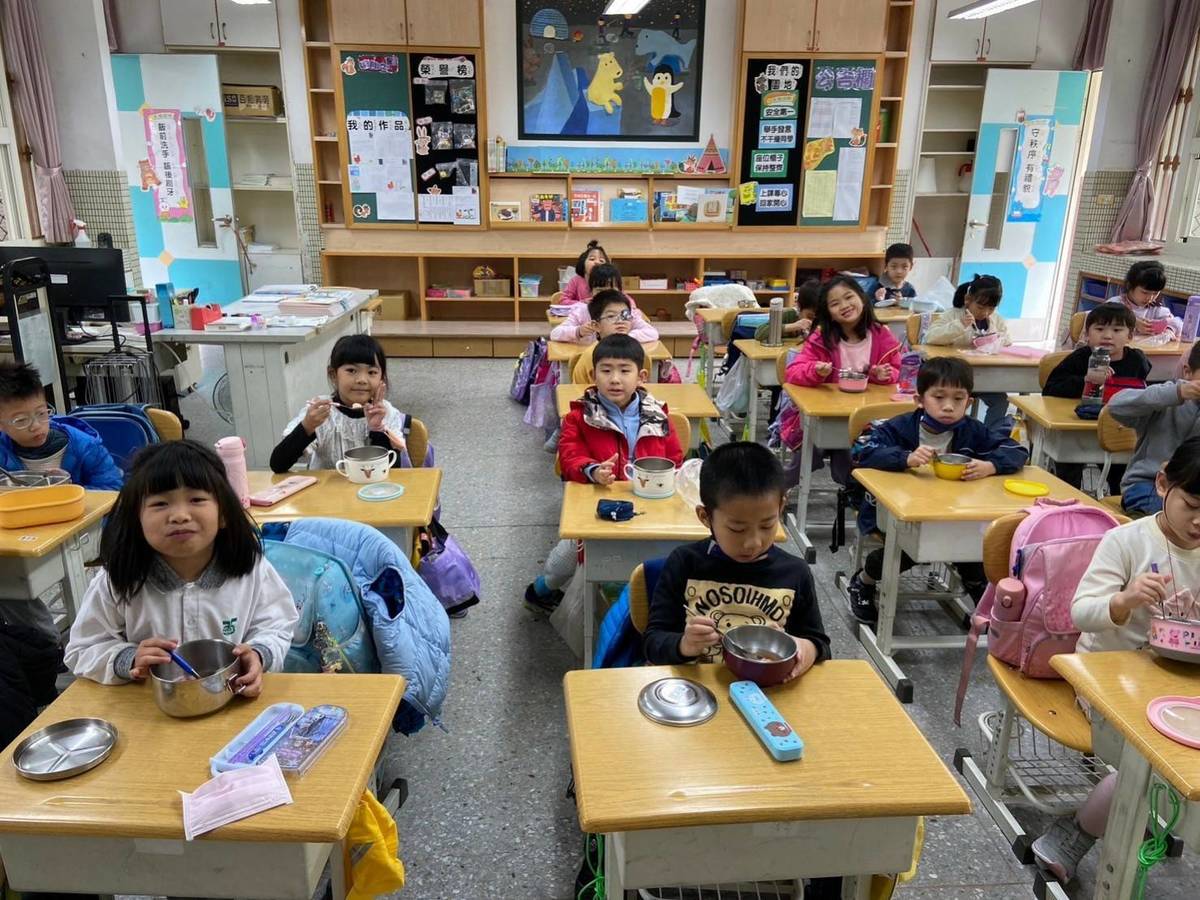  萬興國小學生們開心地吃湯圓，慶賀元宵節