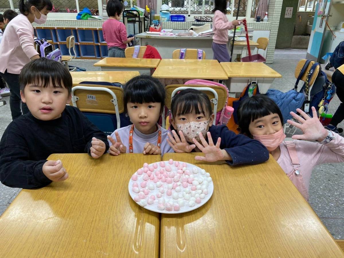 學生們開心地展示搓圓仔的成果