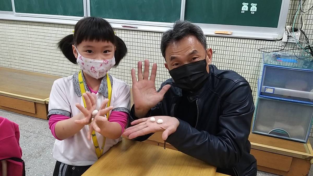  萬興國小校長蕭建嘉也與小朋友一起搓湯圓