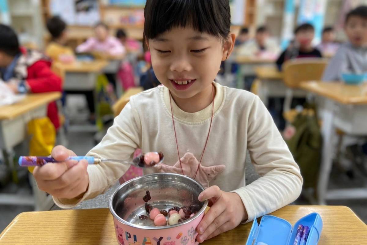萬興國小學生品嘗自製的湯圓