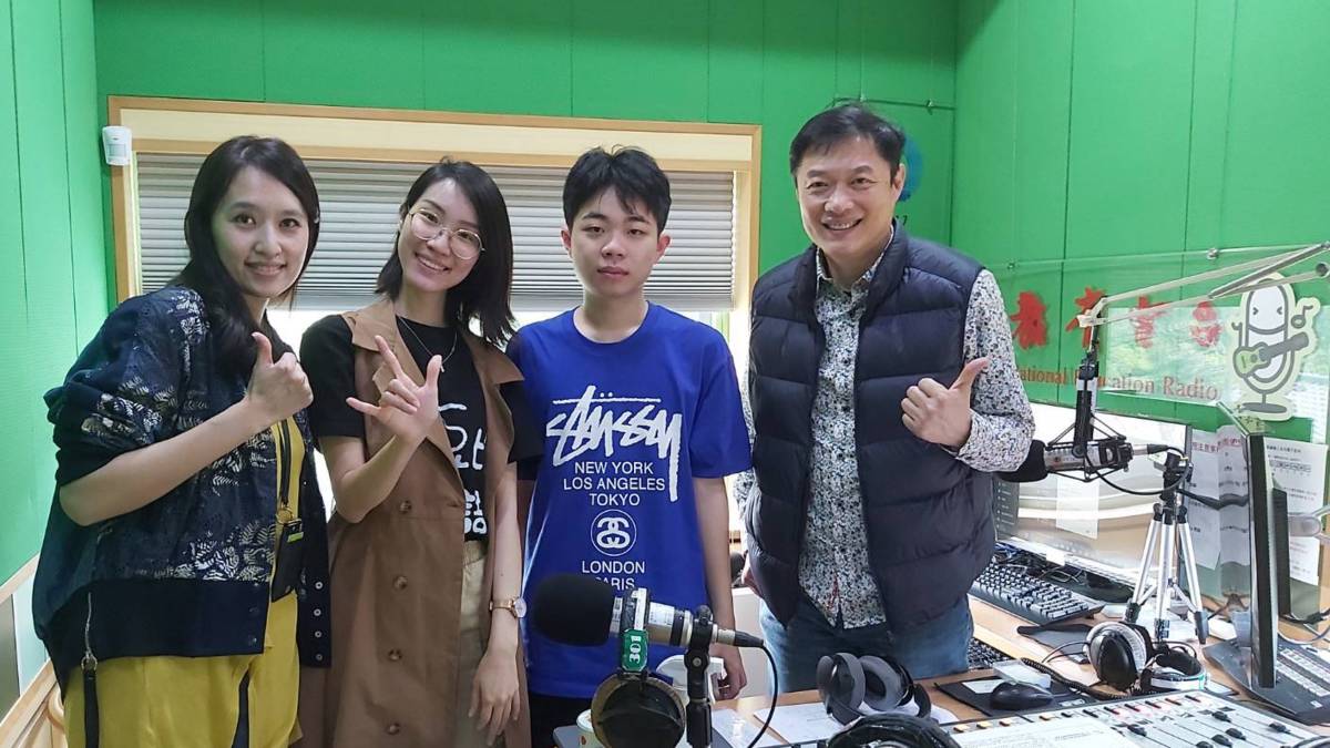 國際及體驗學習組 洪元元科長(左1)、
豆比手語林姵萱小姐 (左2)、蘭陽聚陳廷先生(右2)  與主持人李大華(右1)