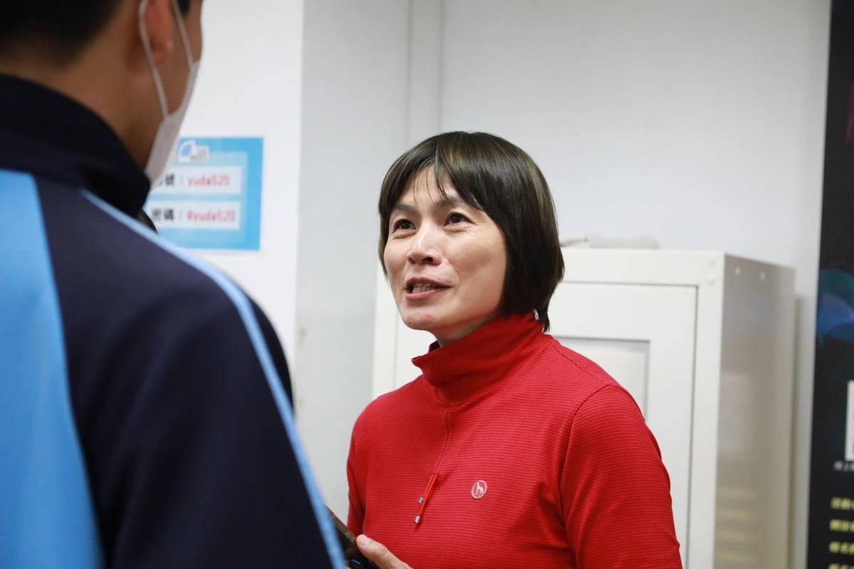 美髮專業顧問為學生解答問題