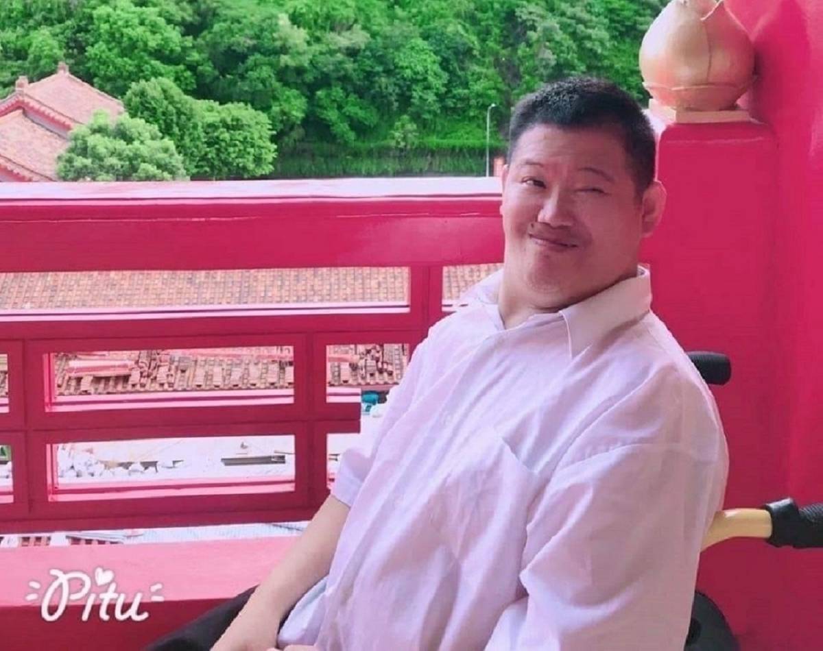 講師林元龍以自己的生命故事「讓愛很大、身障就業」，前往校園做生命教育演講，期許影響更多生命 (教育部提供)