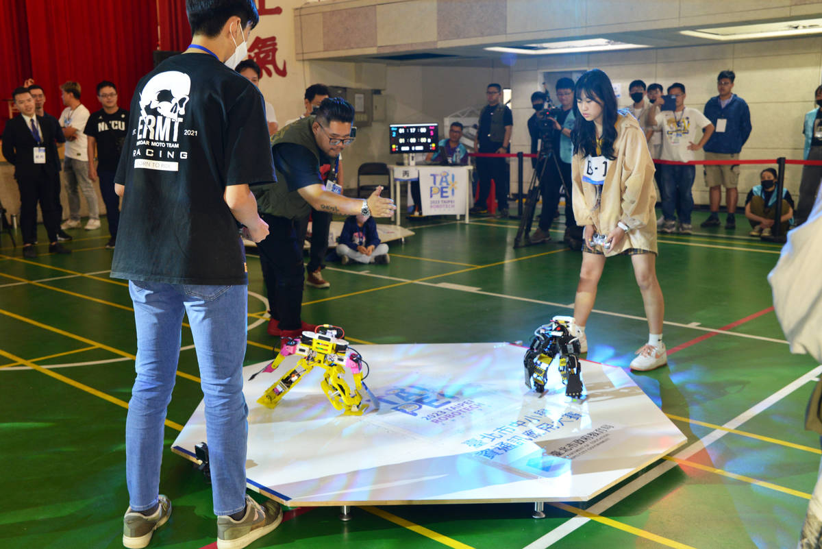 「人型機器人競賽－格鬥賽」讓學生充分展現程式教育所學