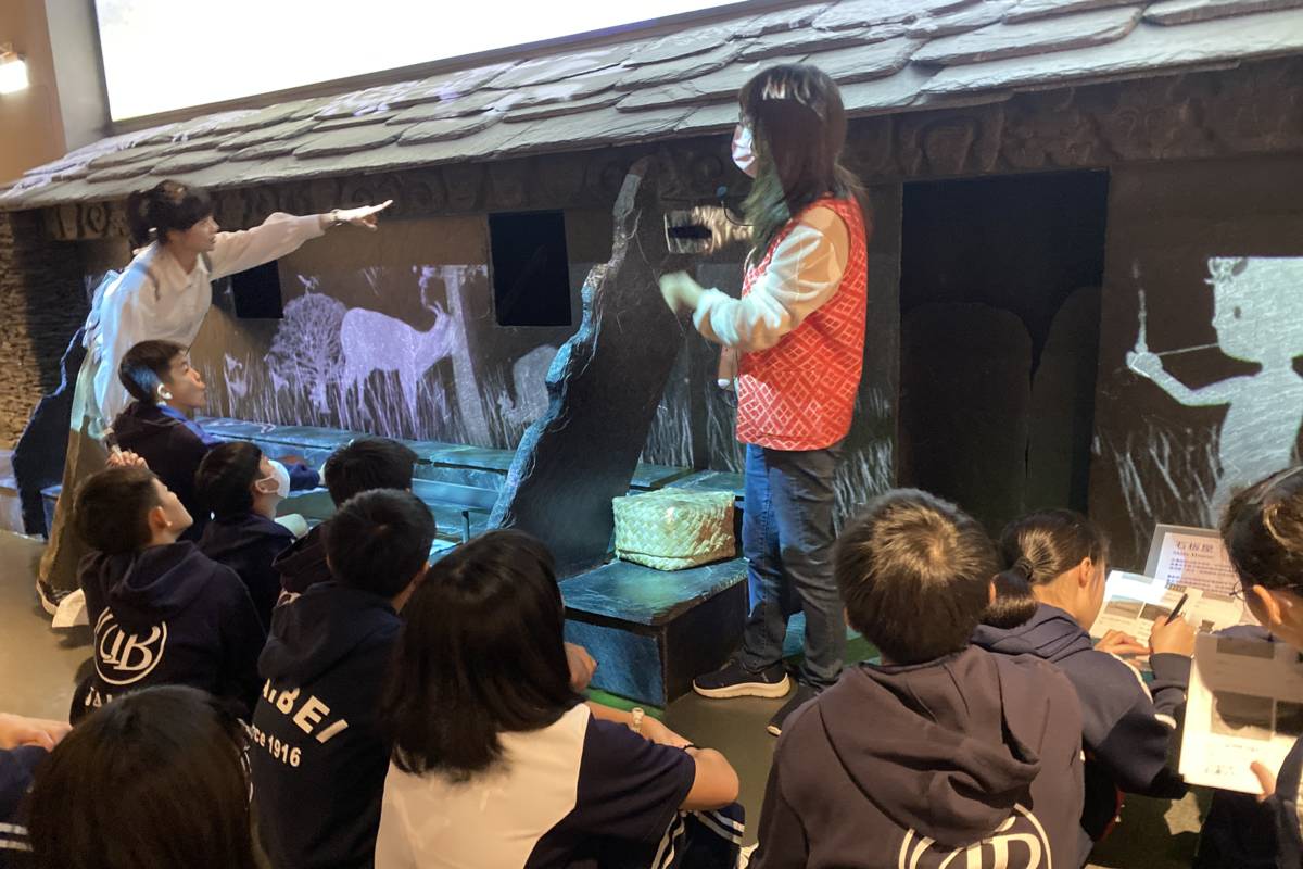 泰北國際雙語學校學生參訪順益臺灣原住民博物館，了解石板屋的設計巧思
