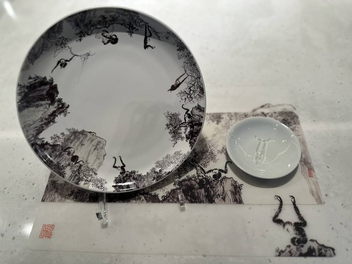 「十猿圖盤組」是開館首波特色商品，以館藏溥心畬「十猿圖」為靈感(史博館提供)。