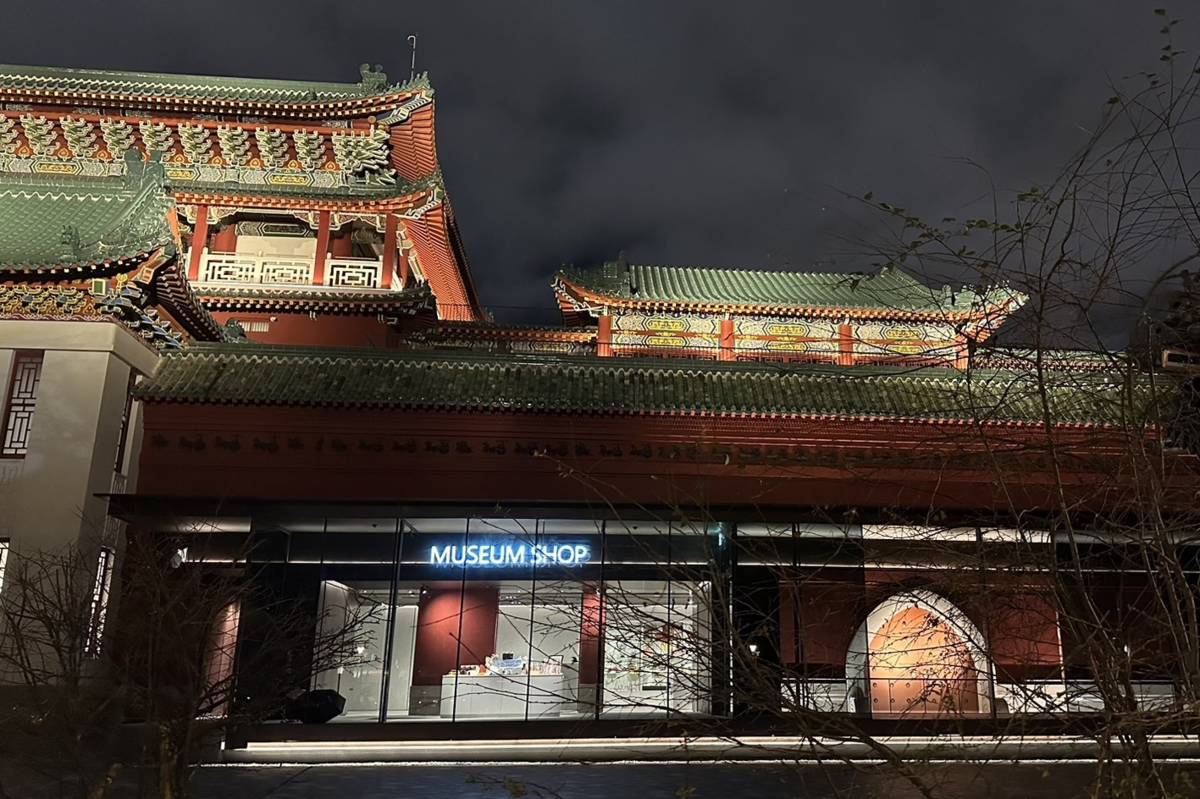 一樓博物館商店夜間外觀 (史博館提供)。