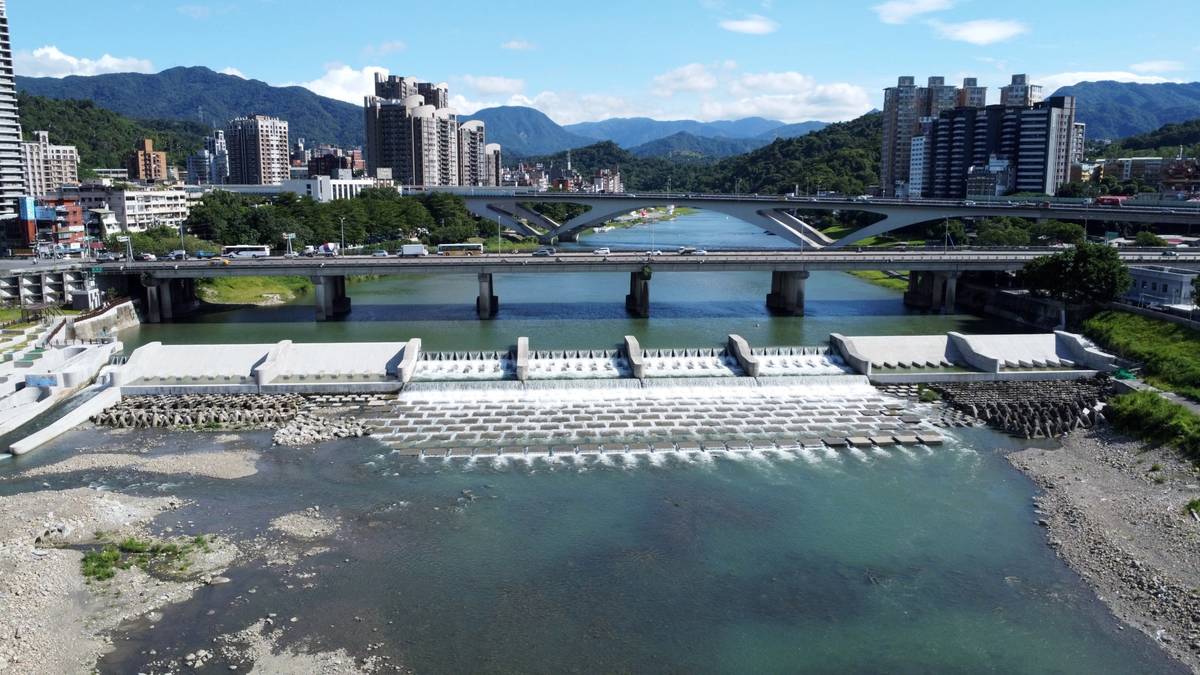 碧潭堰堰體全貌