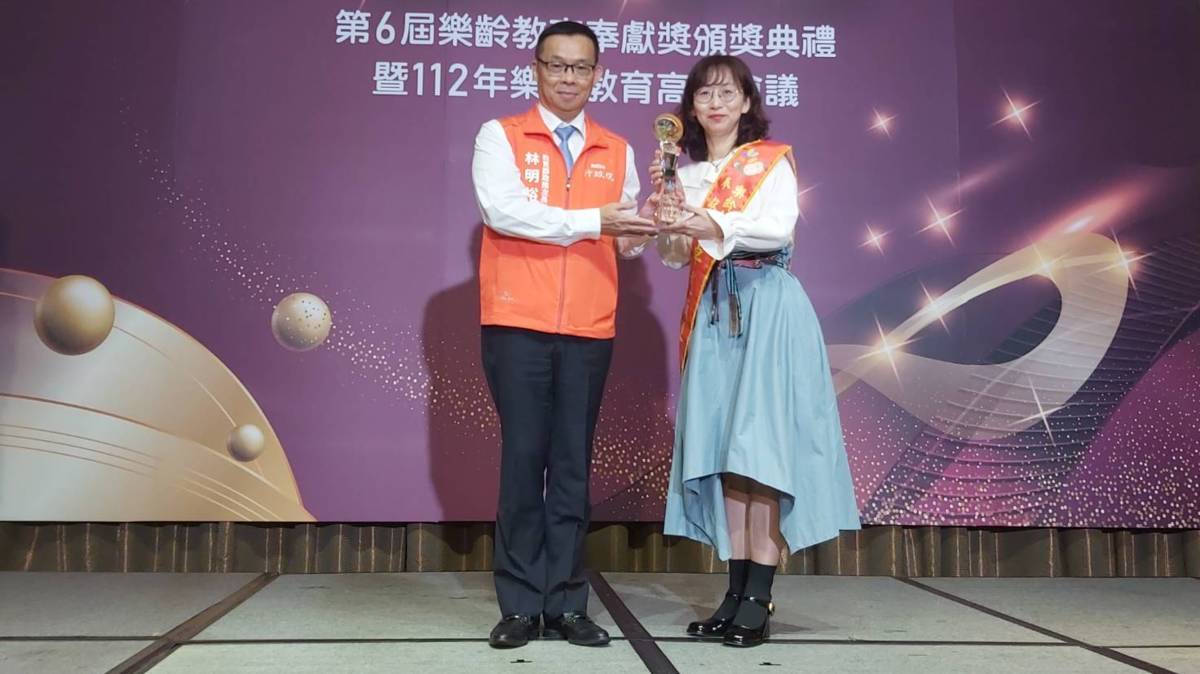 教育部次長林明裕頒獎給黃意萍主任(右)