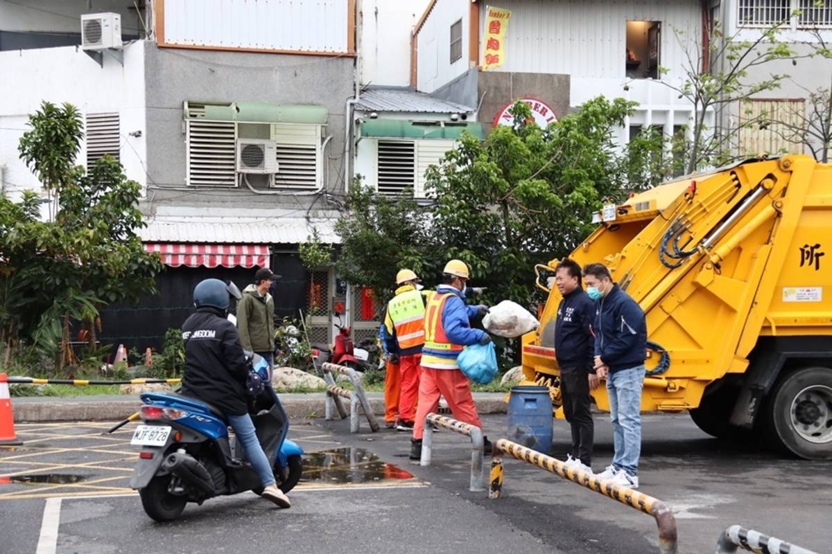 臺東市公所宣布自今(1)日起推出「定時定點清運試辦計畫」，市長陳銘風至清運點了解情況。