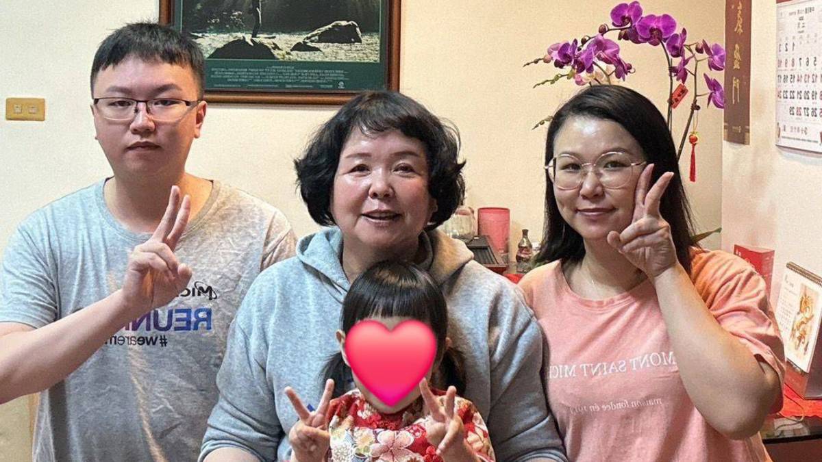 秀好媽媽(圖中)與身旁兒女一起照顧寄養童，全家一起做好事。(南台中家扶提供)