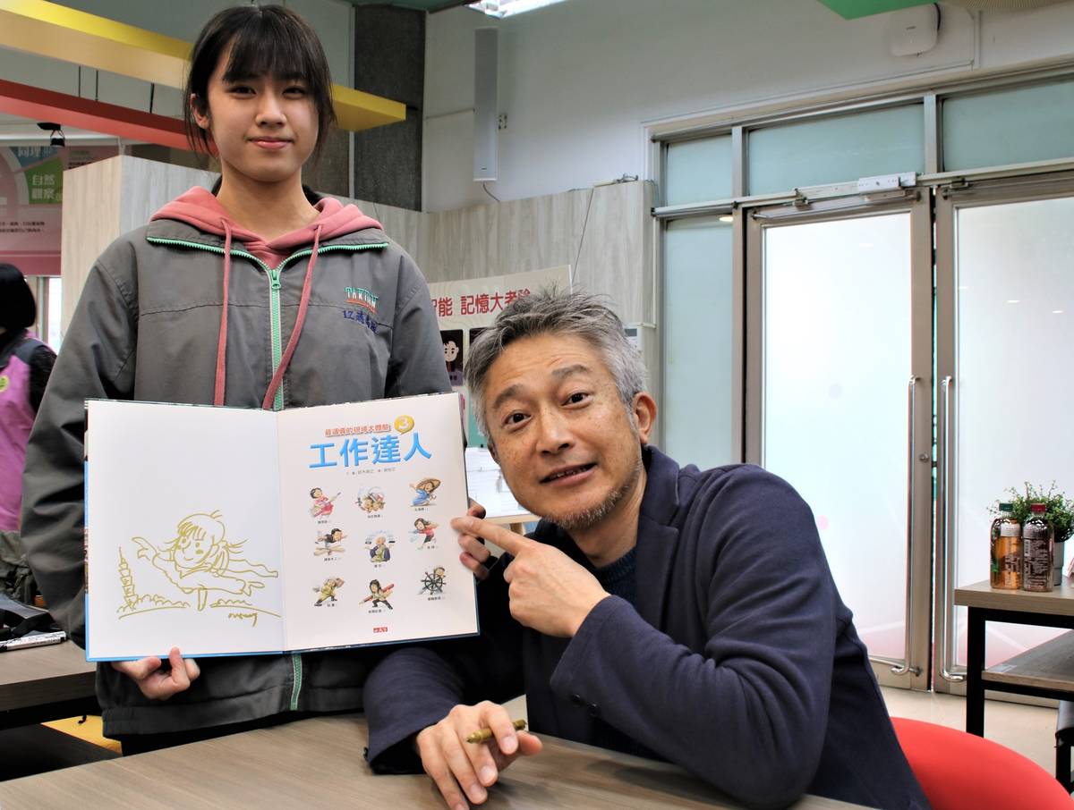 孩子排隊請鈴木先生簽書，鈴木先生還特地人像速畫送給孩子