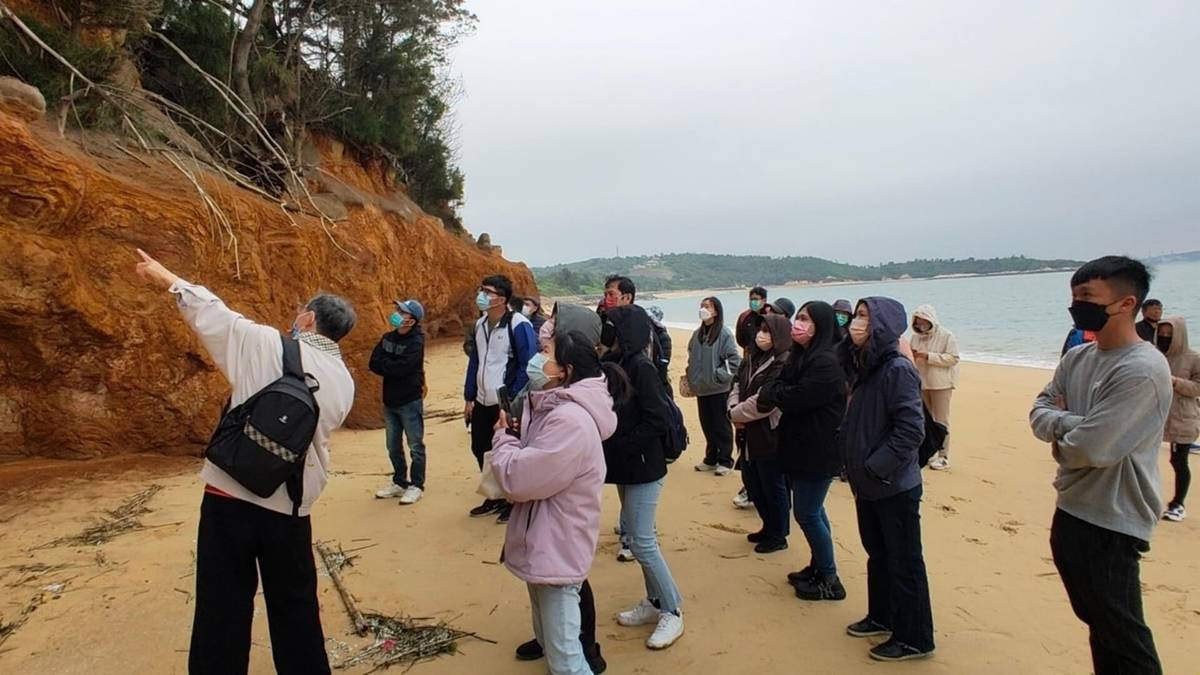 「金門縣烈嶼鄉公所環境教育園區」講解觀察烈嶼南山頭玄武岩特色(環境部提供)