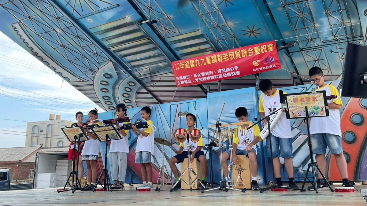 新寶國小口風琴樂團在地方活動中演出(圖片來源：新寶國小提供)