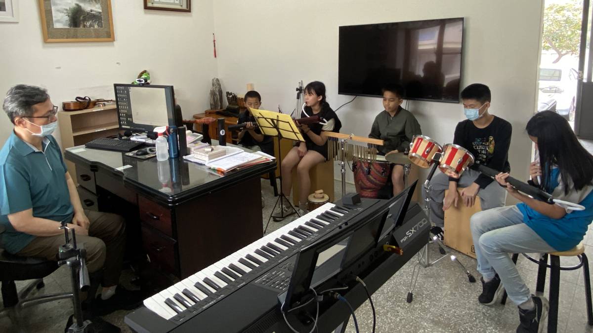 新寶國小校長室變身團練室且由校長親自指導
