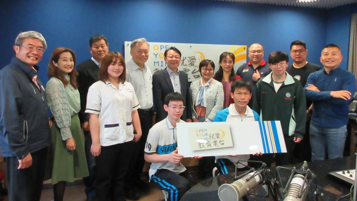 左起 大秀國小廖雅彬主任 豐原國小廖皓圭主任 東勢高工周文松校長、新民高中王沛清校長、僑泰高中温順德校長 王蒲寧課程督學及三校參賽師生及教育電台常罡 
