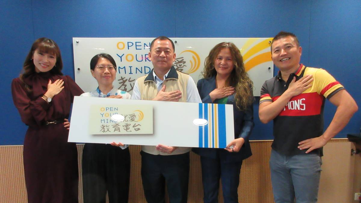 左起 臺中市政府教育局國中教育科林筱玲課程督學 臺中市大里區草湖國小蔡雅婷老師 臺中市西屯區何厝國小教師黃文俊(本土語文指導員) 臺中市太平區建平國小教師林惠茹(本土語文指導員) 教育電台常罡 
