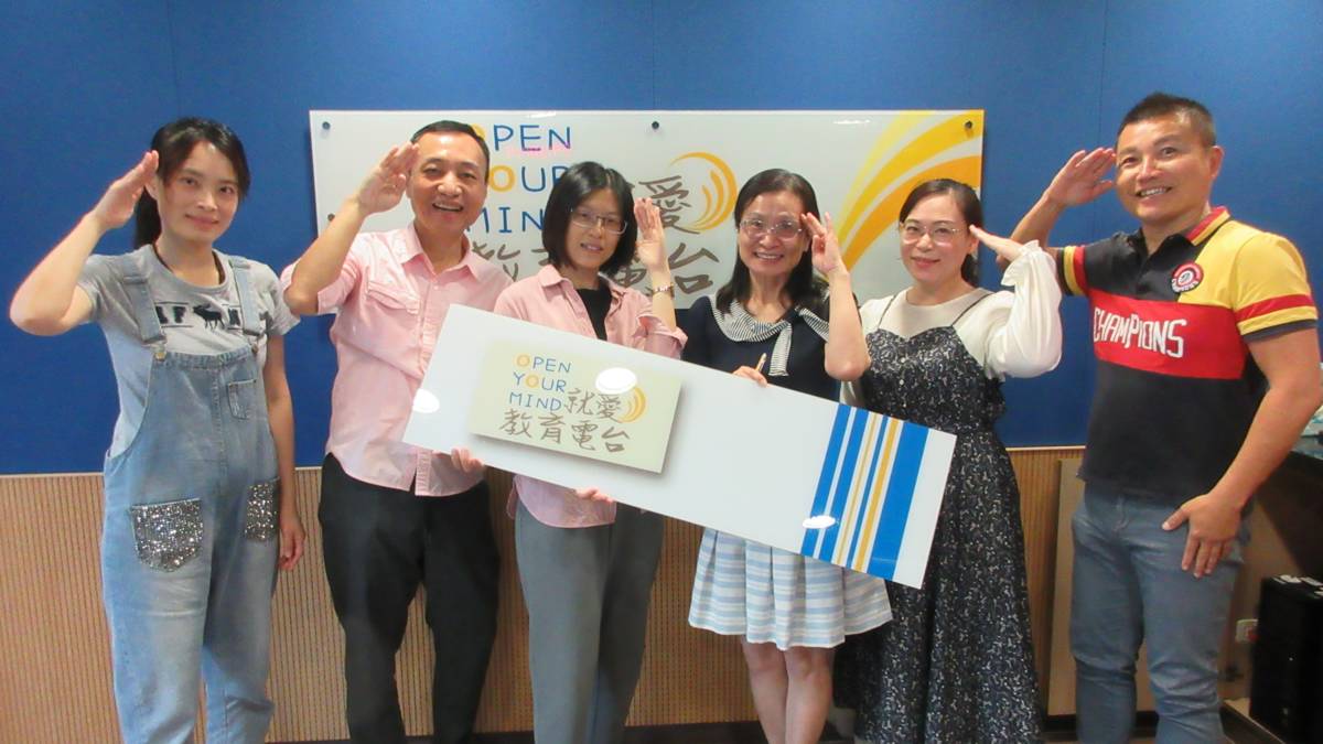 左起 台中市北區太平國小 陳奕蓁主任 台中市烏日區九德國小退休教師 馮寬德（趙翔）臺中市家庭教育中心主任巫春慧 臺中市大里區美群國小輔導主任陳松雪臺中市大里區美群國小專任輔導教師劉靜璇 教育電台常罡
