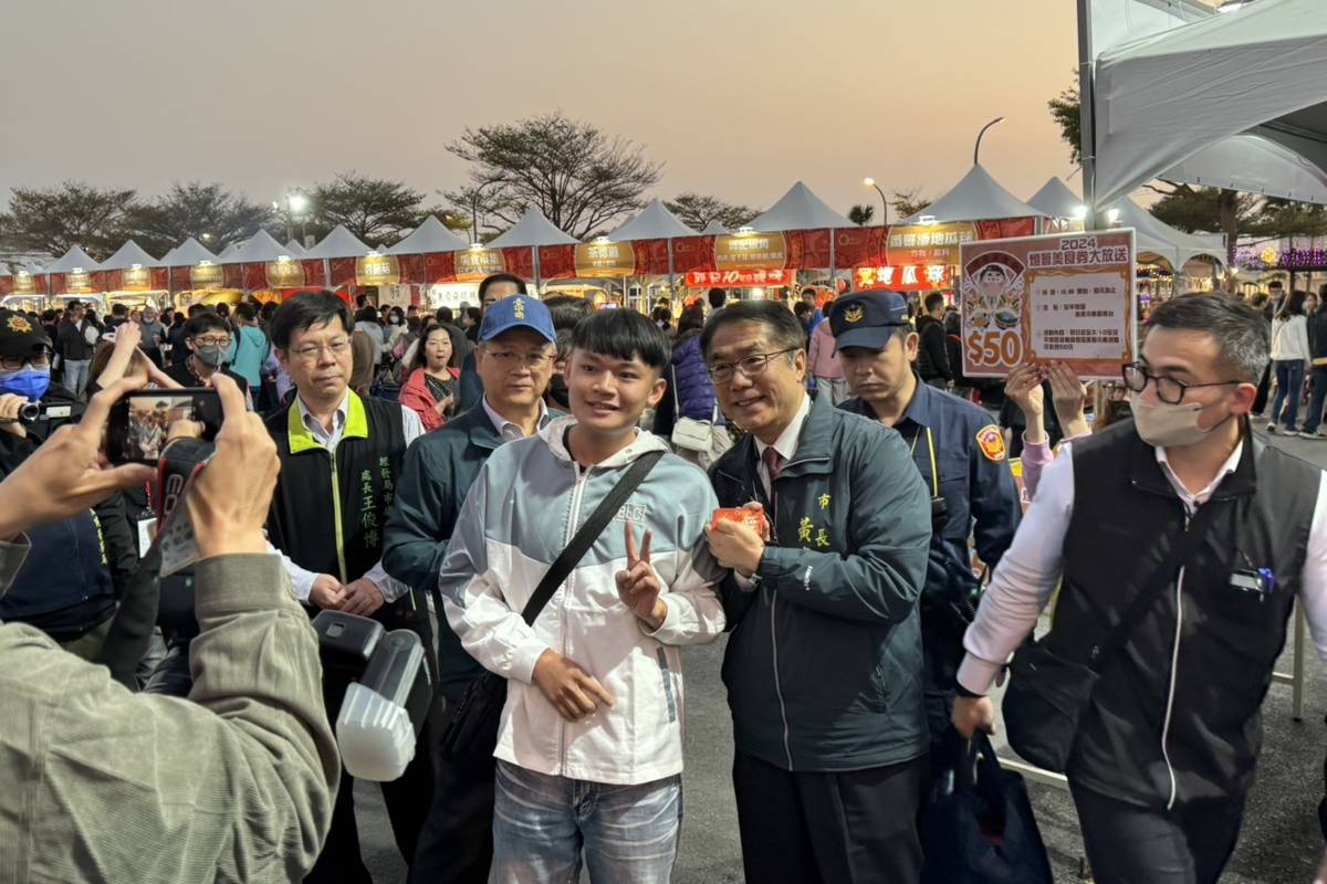 黃偉哲市長發放台灣燈會美食市集美食券 