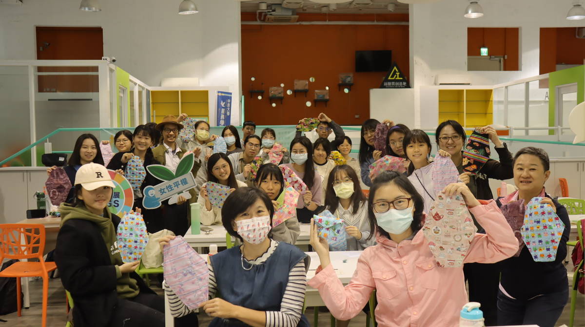 布置女孩的堡壘_一起縫製布衛生棉 
影像提供：桃連青年志工中心