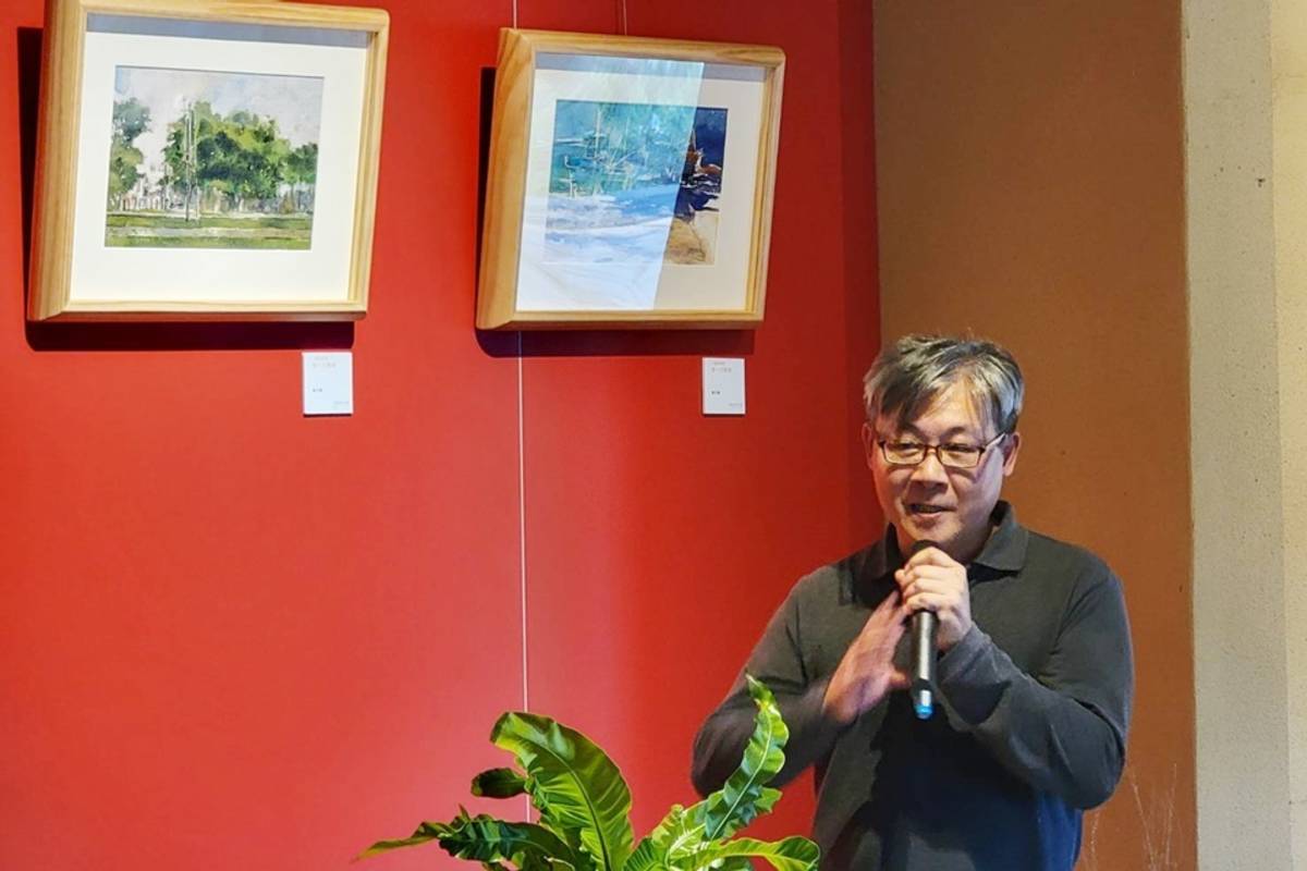臺東大學文休系兼任講師侯方揚，在卑南文化遺址公園咖啡廳創辦「一堂美術課」，指導一群想畫畫又不知從何開始的學員，日前舉辦首次師生聯展。