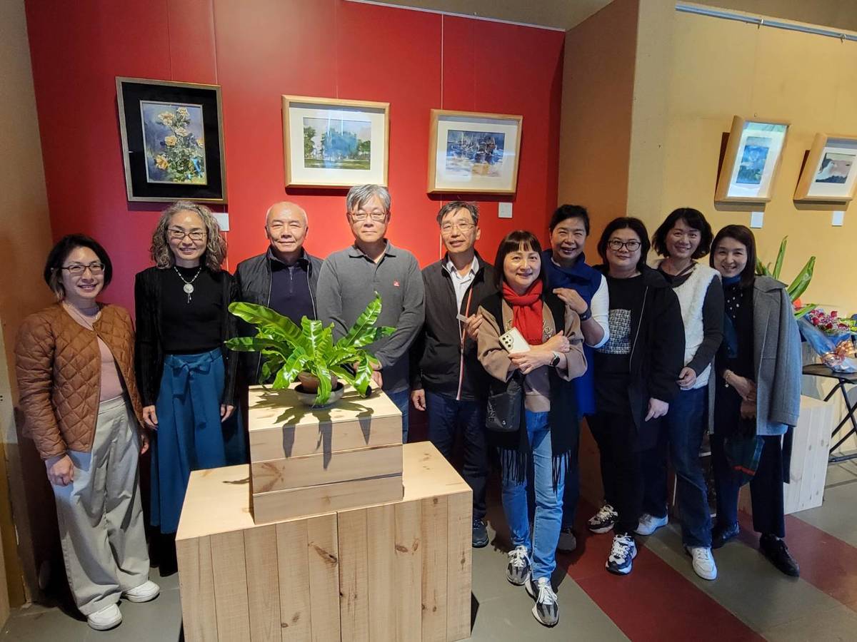 「一堂美術課」首次師生聯展，即日起於卑南文化遺址公園咖啡廳展出。師生與來賓合影。
