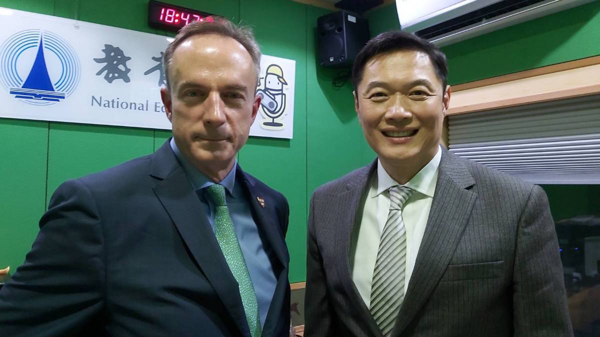 Mark C. Elliott  哈佛大學國際事務副教務長(左)李大華主持人