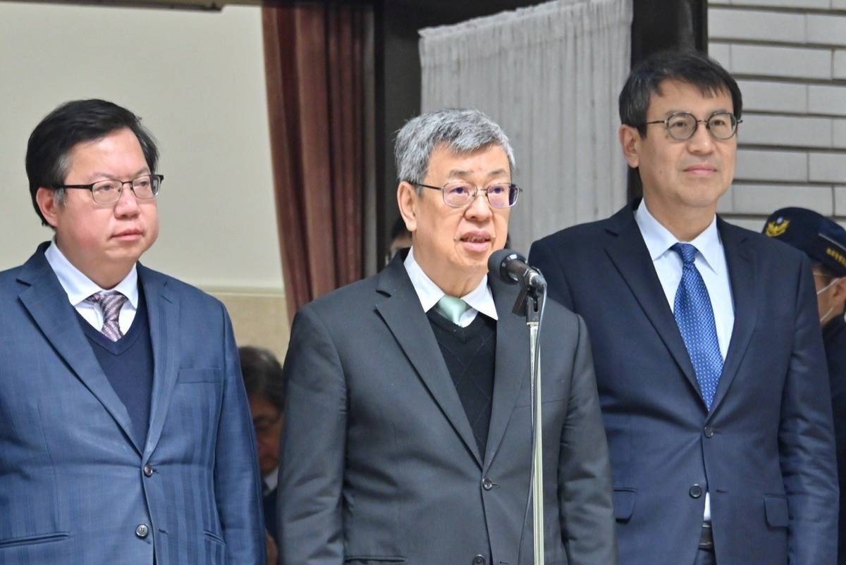 行政院院長陳建仁(中)赴立法院備詢時，接受媒體提問。(行政院提供)