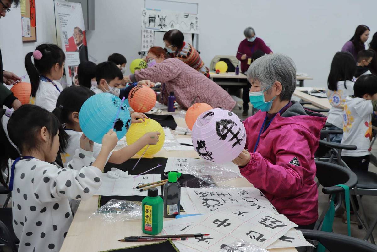 璽樂社區照顧關懷據點長者到南海實驗幼兒園，與孩子一起手作燈籠