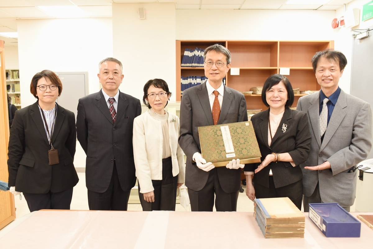 慶應大學訪團參觀國臺圖特藏室。(國臺圖提供)