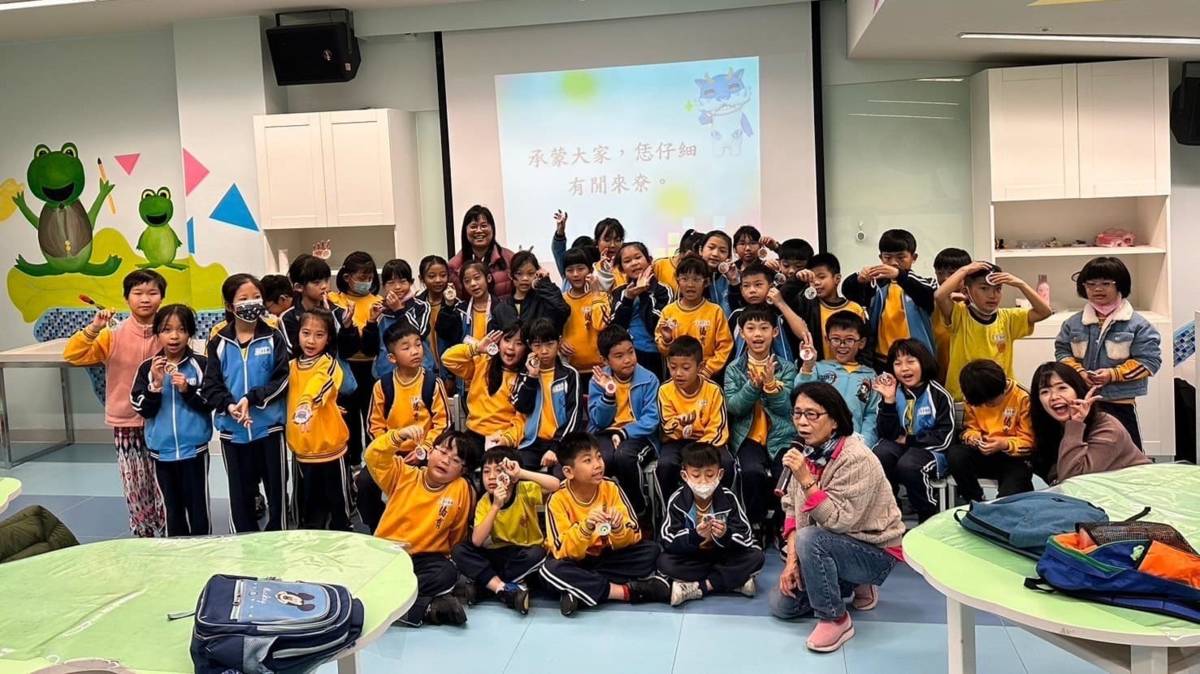 學生參訪臺灣客家文化館，製作𪹚龍鑰匙圈（圖源：僑育國小）
